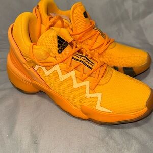 *New*Adidas Donovan Mitchell Basketball Sneaker